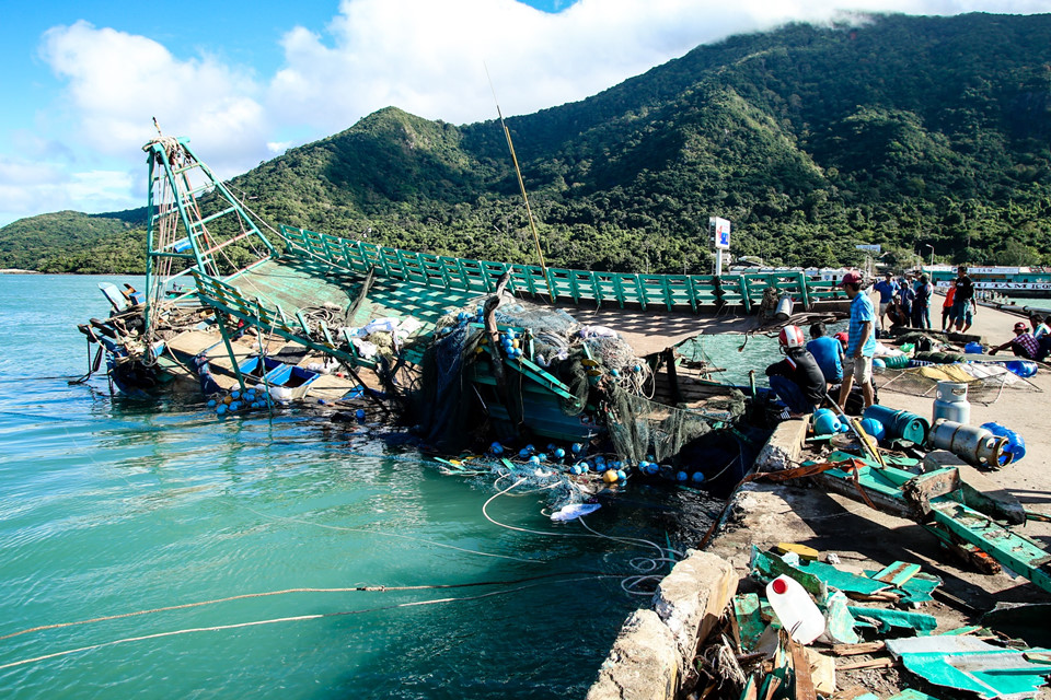 12 tàu cá ở Côn Đảo bị bão số 16 đánh chìm và hư hỏng